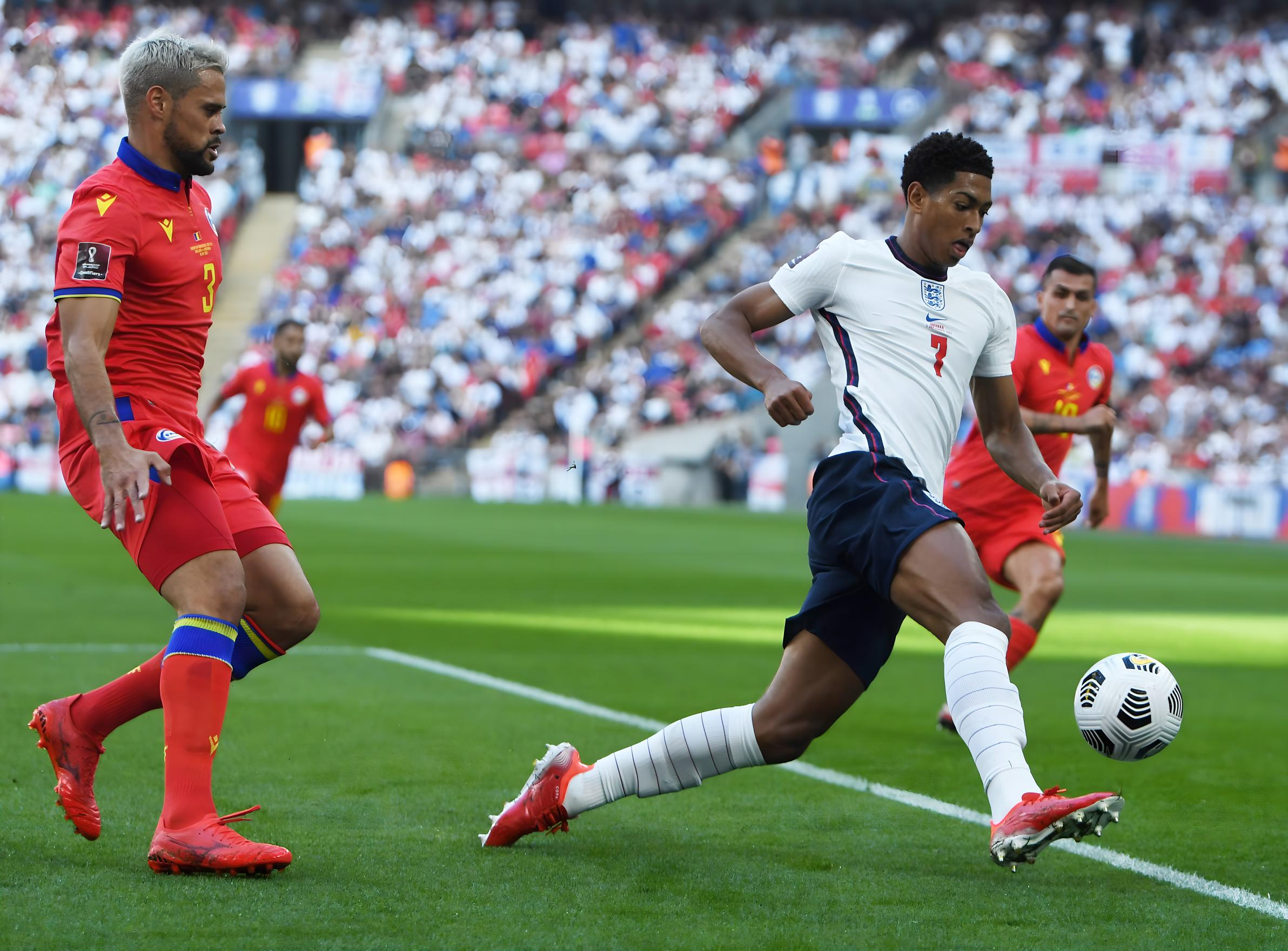 在班底中崭 在班底中崭